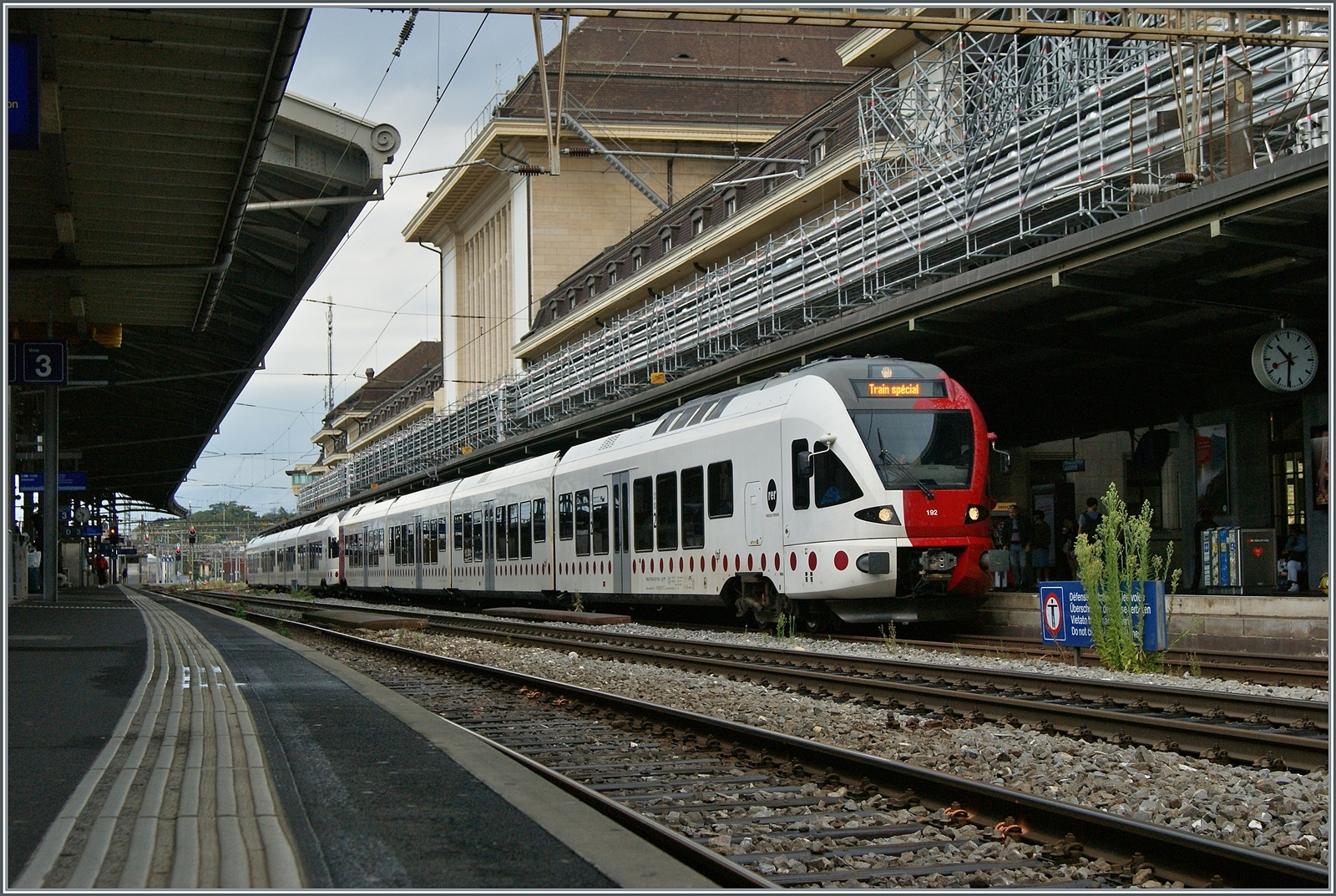 Für einen von der Beteiligung recht grossen Schulferien Anlass verkehrten die zwei TPF RABe 527 192 und 197 als Extrazug ab Lausanne. Erwähnenswert die Tatsache, dass in Lausanne planmässig keine TPF Züge verkehren. Da die grosse Gruppe auf Gleis 3 satt auf Gleis 1 auf den Extrazug wartete, fuhr dieser dann leicht verspätet ab, was mir den Vorteile  bot, doch noch das eine oder andere Bild des Zuges zu machen.

7. Aug. 2024