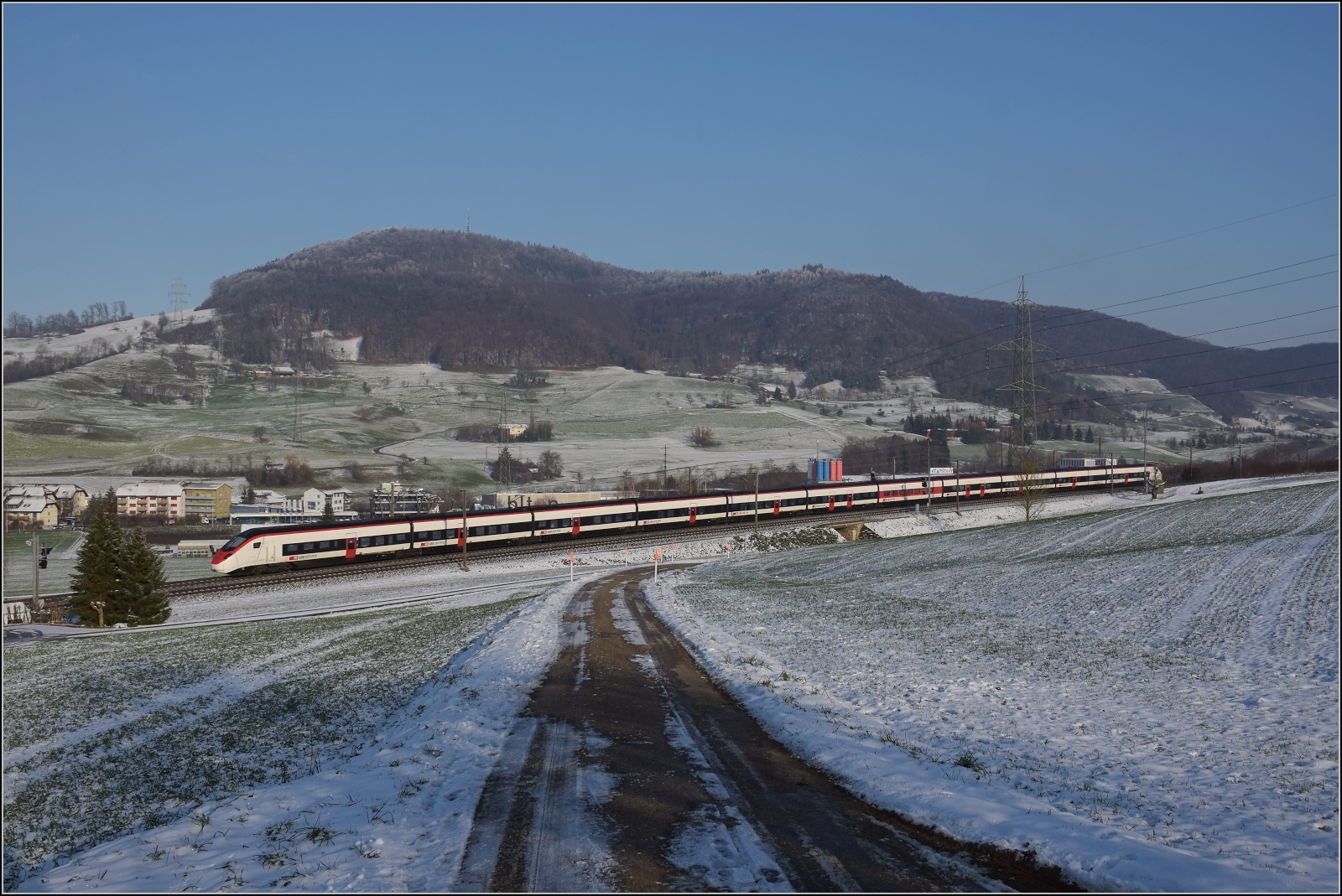 Giruno RABe 501 004 auf dem Weg nach Z�rich nach dem Halt in Frick. Dezember 2022