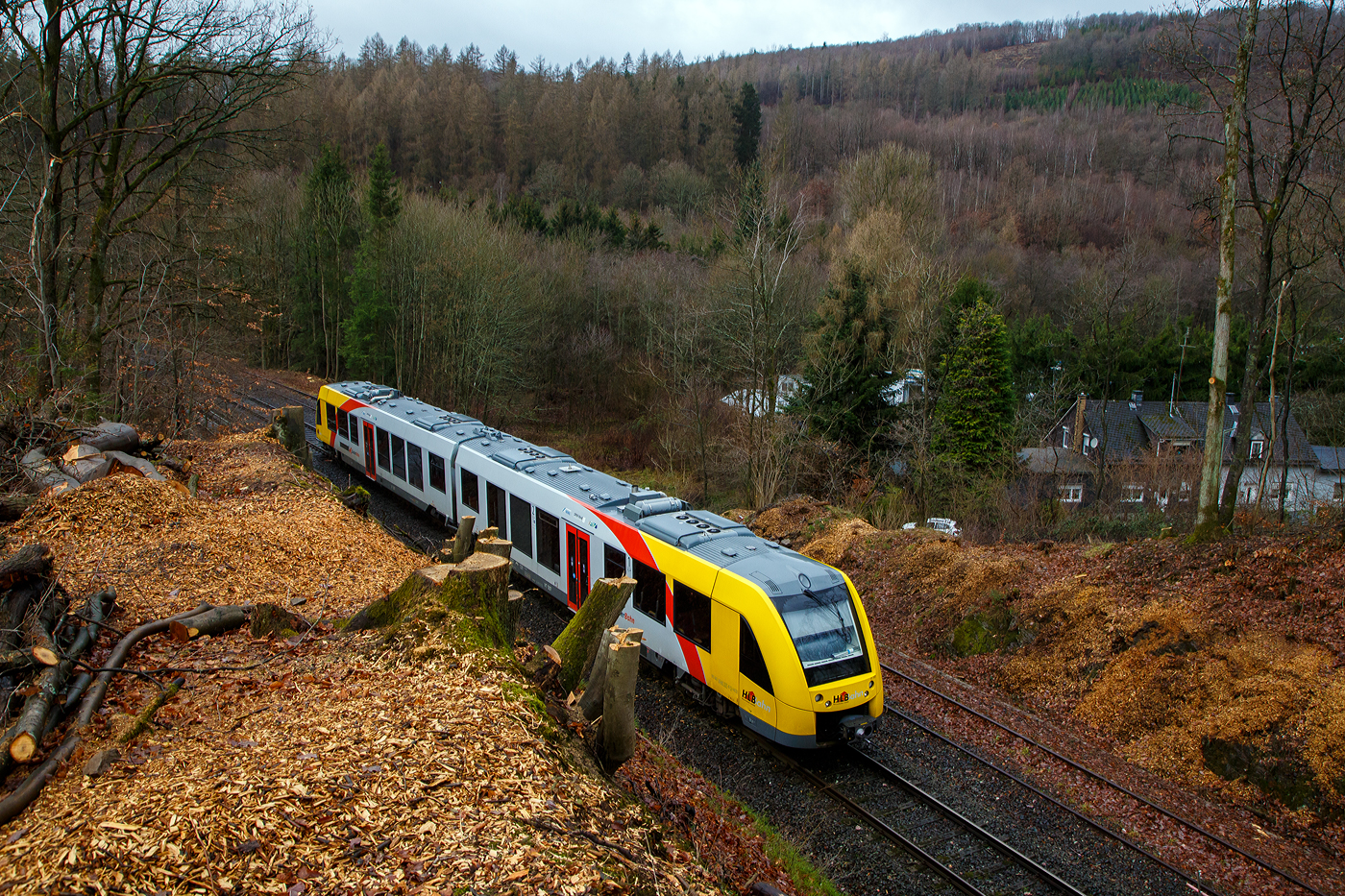 Gl�ck im Ungl�ck.....
Herdorf den 23. Dezember 2022 ca. 18:15 Uhr (Bild vom 24.12.)
Zug entgleist in Herdorf kurz hinter dem Hp  K�nigsstollen (bei km 88,4) – Fahrg�ste kommen mit dem Schrecken davon. Wie sich kurze Zeit sp�ter herausstellte hatte ein Erdrutsch dazu gef�hrt. Hier im Bild der havarierte Triebwagen VT 507.
	
Der Diesel-Triebwagen VT 507 (95 80 1648 107-8 D-HEB / 95 80 1648 607-7 D-HEB), ein Alstom Coradia LINT 41 der neuen Generation, der HLB (Hessische Landesbahn GmbH), war am 23.12.2022 (Bf Herdorf ab 18:10 Uhr), als RB 96  Hellertalbahn  Neunkirchen - Herdorf - Betzdorf (Umlauf 61790) von Herdorf nach Betzdorf unterwegs. Kurz hinter dem Hp K�nigsstollen (bei km 88,4) kam es zu einen Erdrutsch zum Teil mit Felsbrocken, als gerade der Triebwagen die Stelle passierte, entgleiste das vorderen Drehgestell. Der Triebwagen mit Passagieren ist im Gleisbett geblieben und nach ca. 100 m er an der Eisenbahnbr�cke, die �ber die Landesstra�e f�hrt, zum Stehen. Die ca. 15 Fahrg�sten und der Treibfahrzeugf�hrer kamen Dankbarerweise nicht zu Schaden. Da der Hp  K�nigsstollen ein Bedarfshalt ist, reduziert (wenn er nicht gehalten hat) der Treibfahrzeugf�hrer zum Gl�ck eh die Geschwindigkeit, in voller Fahrt h�tte es anders ausgehen k�nnen.

Der Treibfahrzeugf�hrer erkl�rte den Fahrg�sten die Situation. Kurze Zeit sp�ter trafen die Rettungskr�fte ein. Dank einer als provisorische Treppe umfunktionierten Steckleiter, an der B�schung am Wiederlager der Br�cke, konnten Feuerwehrleute die Fahrg�ste innerhalb von 15 Minuten wohlbehalten nach unten zur Landesstra�e geleiten.

Die Polizei gibt als Ursache f�r den Erdrutsch die Witterungsbedingen an. Die Strecke bleibt bis mindestens Dienstag 27.12.2022 gesperrt sein, weil ein Spezialzug zur Bergung ben�tigt wird. Neben Erdreich sind auch massive Felsbrocken infolge des Hangrutsches auf dem Gleisbett gelandet, diese m�ssen auch erst wegger�umt werden, daf�r braucht man auch Gro�ger�t und �ber die Feiertage muss man auch erstmal noch eine Firma bekommen.

Im Einsatz waren neben dem Rettungsdienst und Polizei 40 Kr�fte der L�schz�ge Herdorf, Sassenroth und Daaden. Die anliegende Landesstra�e musste aufgrund der eingesetzten Rettungskr�fte ebenfalls voll gesperrt werden. Die Ermittlungen wurden von der zust�ndigen Bundespolizei �bernommen.

Interessant ist die Tatsache das auf der einen Seite vom Gleis bereits umfangreiche Hangsicherungsma�nahmen stattgefunden haben. Und die andere Seite noch nicht gesichert war.

Quellen: Rhein Zeitung, DPA und eigene Recherchen

Link zum Artikel der Rhein Zeitung:
http://www.rhein-zeitung.de/region/aus-den-lokalredaktionen/kreis-altenkirchen_artikel,-zug-entgleist-bei-herdorf-fahrgaeste-kommen-mit-dem-schrecken-davon-_arid,2486964.html

