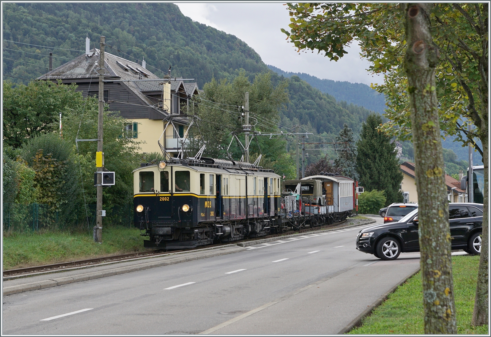 Il était une fois... les années 40 / Es war einmal: die 40er Jahre  - Damals wurden auch edler Fahrzeug für den  gewöhnlichen  Einsatz herangezogen: der MOB DZe 6/6 der B-C erreicht mit einem gemischten Zug Blonay.

10. September 2022