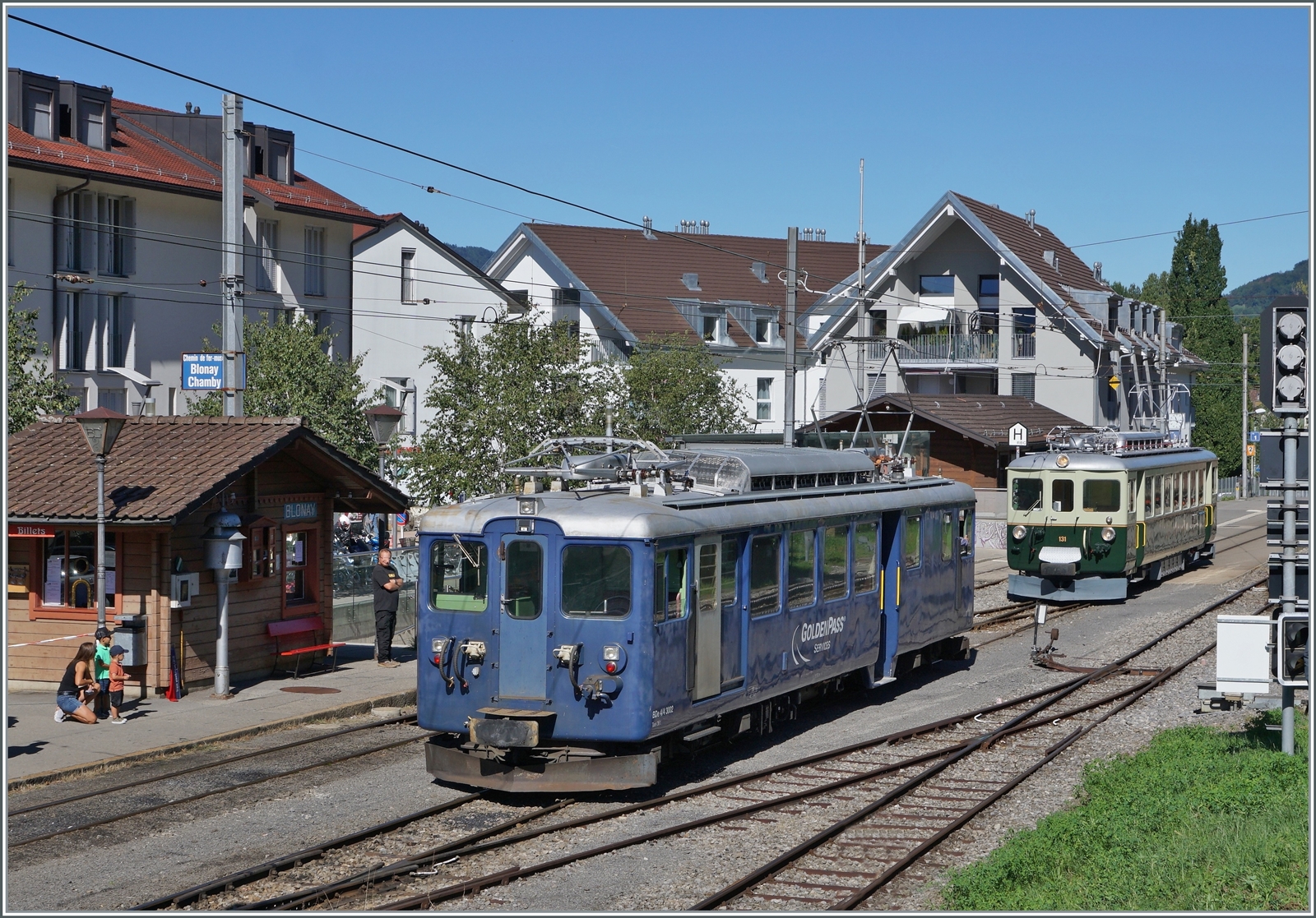  Il était une fois... les années 40 / Es war einmal: die 40er Jahre  - Im Vordergrund wartet der MOB BDe 4/4 3002 auf die Freigabe seiner Rangierfahrt, im Hintergrund Ce 4/4 131 der GFM Historique. 

11. September 2022