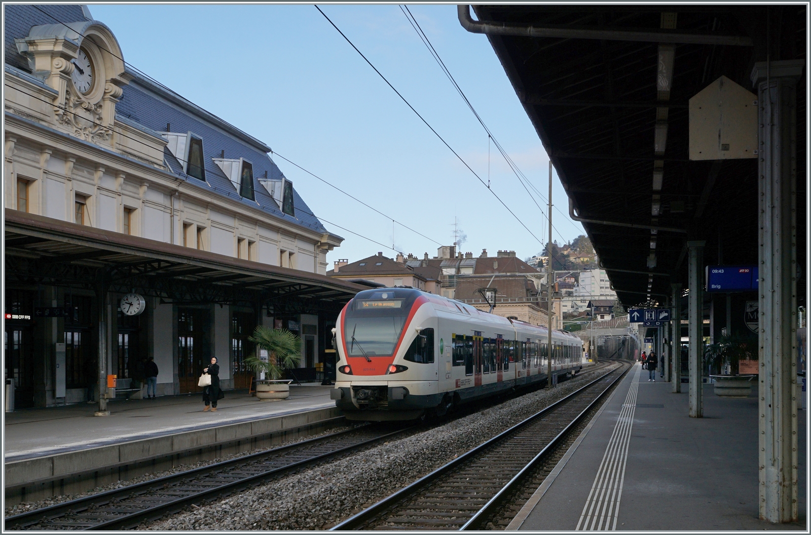 Im Augst erst eingeführt, wird im  neuen  Fahrplan zumindest an Wochenende schon nicht mehr in Le Day geflügelt; ein Bus fährt wenig umweltfreundlich von Le Day nach Vallorbe...

Der SBB RABe 523 014 als S4 nach Le Brassus in Montreux.

11. Dez. 2022
