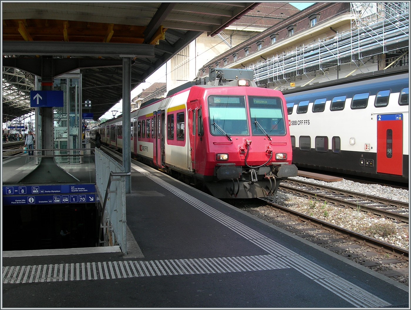 In Lausanne wartet die S 40 24633 bestehend aus zwei SBB Domino Zügen auf die Abfahrt nach Palézieux, wobei unschwer zu erkennen ist, dass der führend Domino aus den ex Travys ABt NPZ DO 50 85 39-43 984-6 CH-SBB, B NPZ DO 50 85 29-43 384-1 CH-SBB und dem RBDe 560 DO 94 85 7 384-0 SBB-CH. Infolge Bauarbeiten pendelte der Zug zwischen Palézieux und Lausanne hin und her und wendete jeweils auf Gleis 3, dies gab mir am Vormittag (während der Kaffeepause) die Gelegenheit, den Zug im  richtigen  Licht fotografieren zu können. 10. Mai 2025 