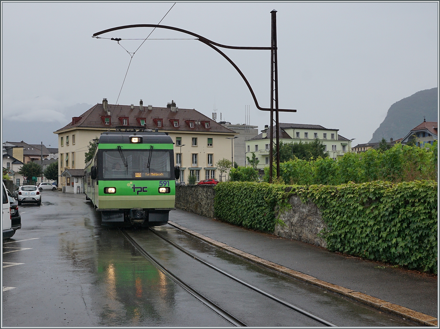 Kurz darauf kommt aus der Gegenrichtung der TPC AOMC ASD Beh 4/8 591 angefahren, der als R71 436 auf dem Weg nach Les Diablerets ist und kurz nach der Haltstelle Aigle Place du Marché unter einem alten Fahrleitungsmasten festgehalten wurde.
Da der dritte Umlauf wie flüchtig gesehen auch von einem ABe 4/8 abgedeckt wird, werden die BDe 4/4 Leistungen nun wohl zur Ausnahme.

21. Juli 2024