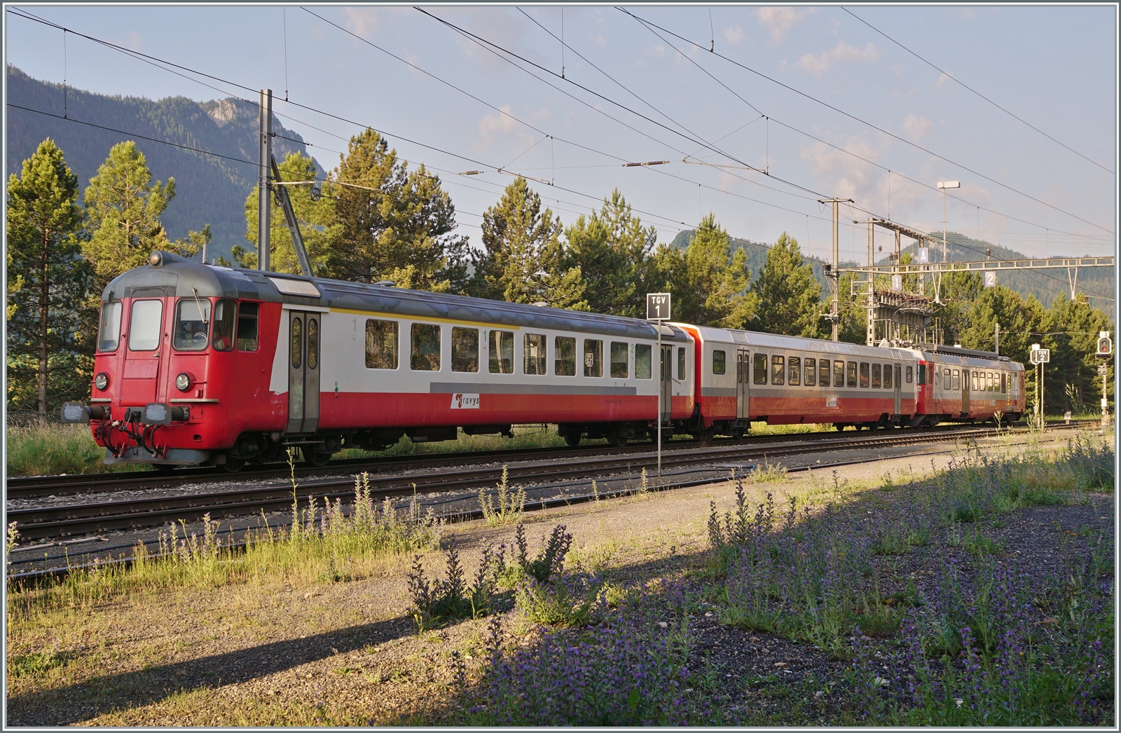 Kurz vor der Umstellung auf das neue Betriebskonzept mit den direkten Zügen Le Brassus - Aigle: Der TRAVYS RBDe 567 174 (94 85 7567 174-8)  Fleurier , der B 536 (B 50 85 2035 536-5 CH-TVYS) und der ABt 375 (ABt 50 85 80 33 325-7) werden in Vallorbe für die  Schülerzugleistung  bereitgestellt. 

16. Juni 2022