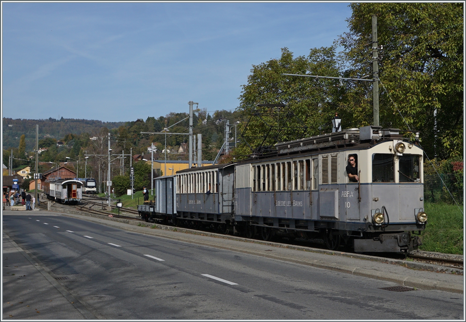  La DER de la Saison!  (Saisonabschlussfeier der Blonay-Chamby Bahn 2022) Der als LLB ABFe 2/4 N° 10 angeschriebene BCFeh 4/4 der Blonay-Chamby Bahn verlässt mit einer stilreinen LLB Garnitur Blonay in Richtung Chaulin. Es handelt sich um folgende Wagen: LLB Abteilwagen AB4 N° 22 (1915), der gedeckte LLB Güterwagen K 41 (1915) und den LLB Flachwagen K 60 (1915).

29. Oktober 2022