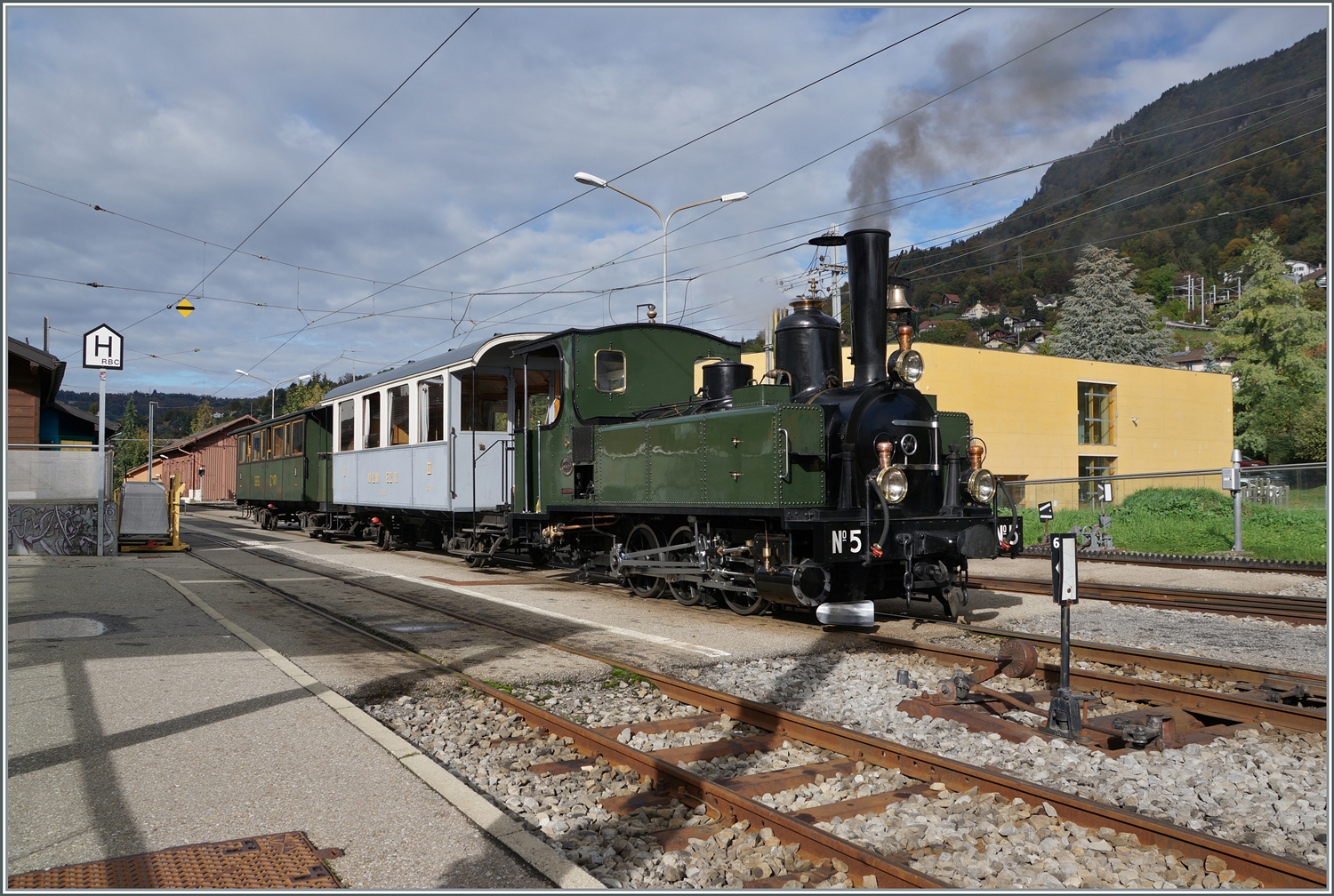 La DER de la Saison! Saisonabschlussfeier der Blonay-Chamby Bahn 2023: Die G 3/3 N° 5 stet mit einem passenden Zug in Blonay und wartet auf die baldige Abfahrt.

28. Oktober 2023