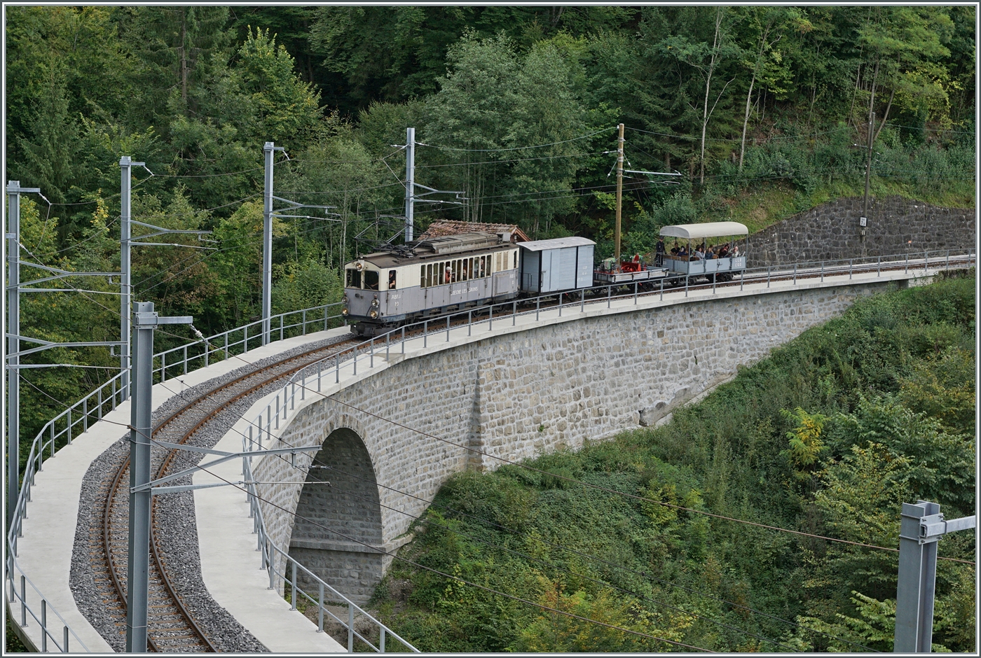 Les chemins de fer disparus - Die verschwundenen Bahnen (LLB 1915 - 1967); wie befürchtet verdeckt die nachwachsende Vegetation recht rasch den Blick auf das neu sanierte Baye de Clarens Viadukt. Nicht desto trotz gelange es mir doch noch den Leuk Leukerbad Bahn (LLB) Triebwagen mit der Anschrift ABFe 2/4 N° 10 der Blonay Chamby Bahn auf dem Weg nach Blonay auf dem Baye de Clarens Viadukt zu fotografieren. 

13. September 2025Wie 