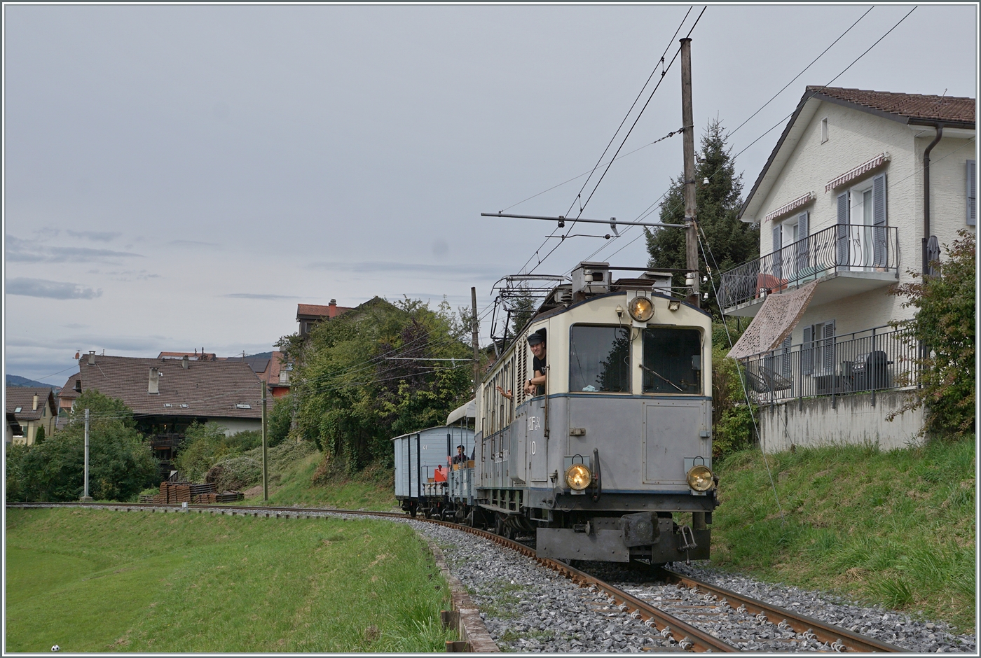 Les chemins de fer disparus - Die verschwundenen Bahnen (LLB 1915 - 1967) Der Leuk Leukerbad Bahn (LLB) Triebwagen mit der Anschrift ABFe 2/4 N° 10 der Blonay Chamby Bahn ist mit passenden Wagen kurz nach Blonay auf dem Weg nach Chaulin.

13. September 2025