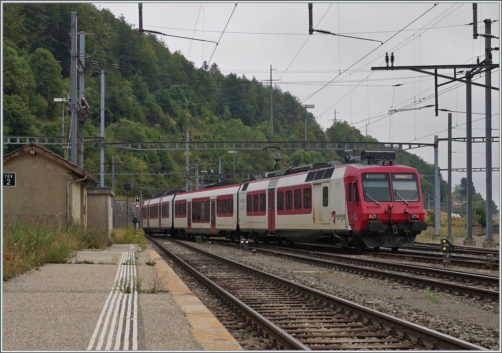 Letzte Aufnahmen des TRAVYS Domino RBDe 560 in Vallorbe bei der Abfahrt in Richtung Le Brassus. Mit der Aufnahme der direkten Züge von Aigle nach Le Brassus werden die beiden TRAVYS BDe 560 384-0 und 385-7 in den Besitz der SBB übergehen.

6. Aug. 2022
