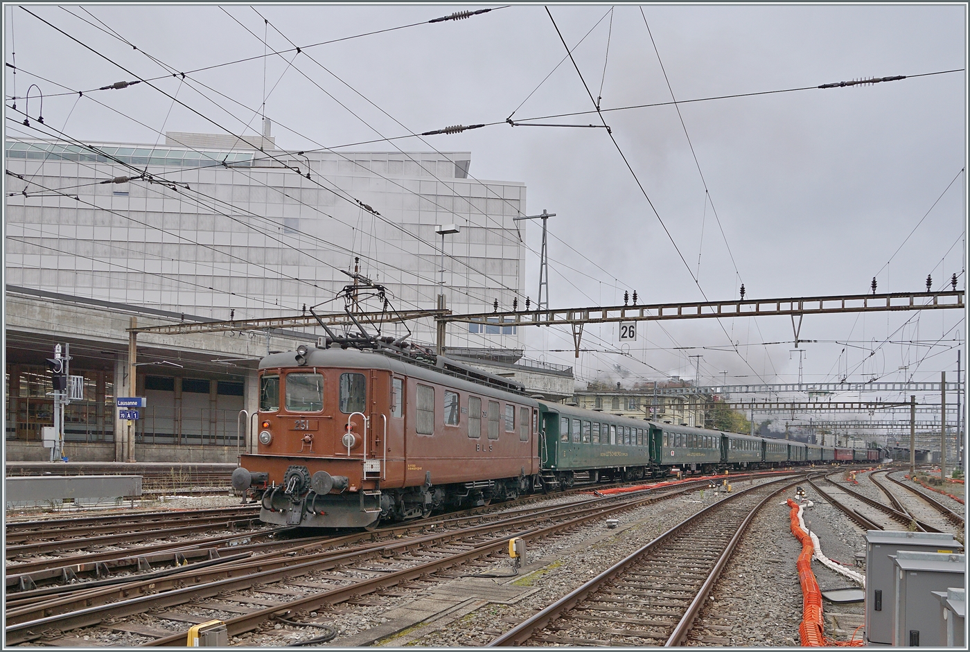 Mit der (ex) SNCF 141 R 568 an der Spitze und der BLS Ae 4/4 251 am Schluss verlässt der stattliche  Train Chasse  der L'Association 141R568 den Bahnhof von Lausanne. 

26. Okt. 2024