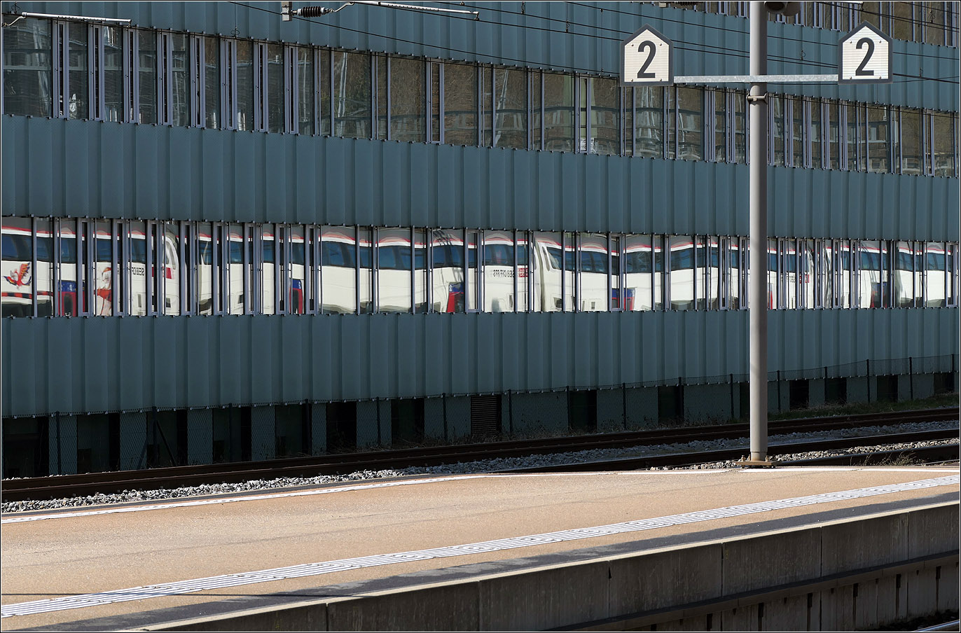 Mit Peter unterwegs in Bern - 

Bahnhof Gümligen: Ein kurz zuvor durchgefahrener IC hat seine Spiegelung in einem Bürogebäude neben dem Bahnhof liegen lassen.

07.03.2025 (M)