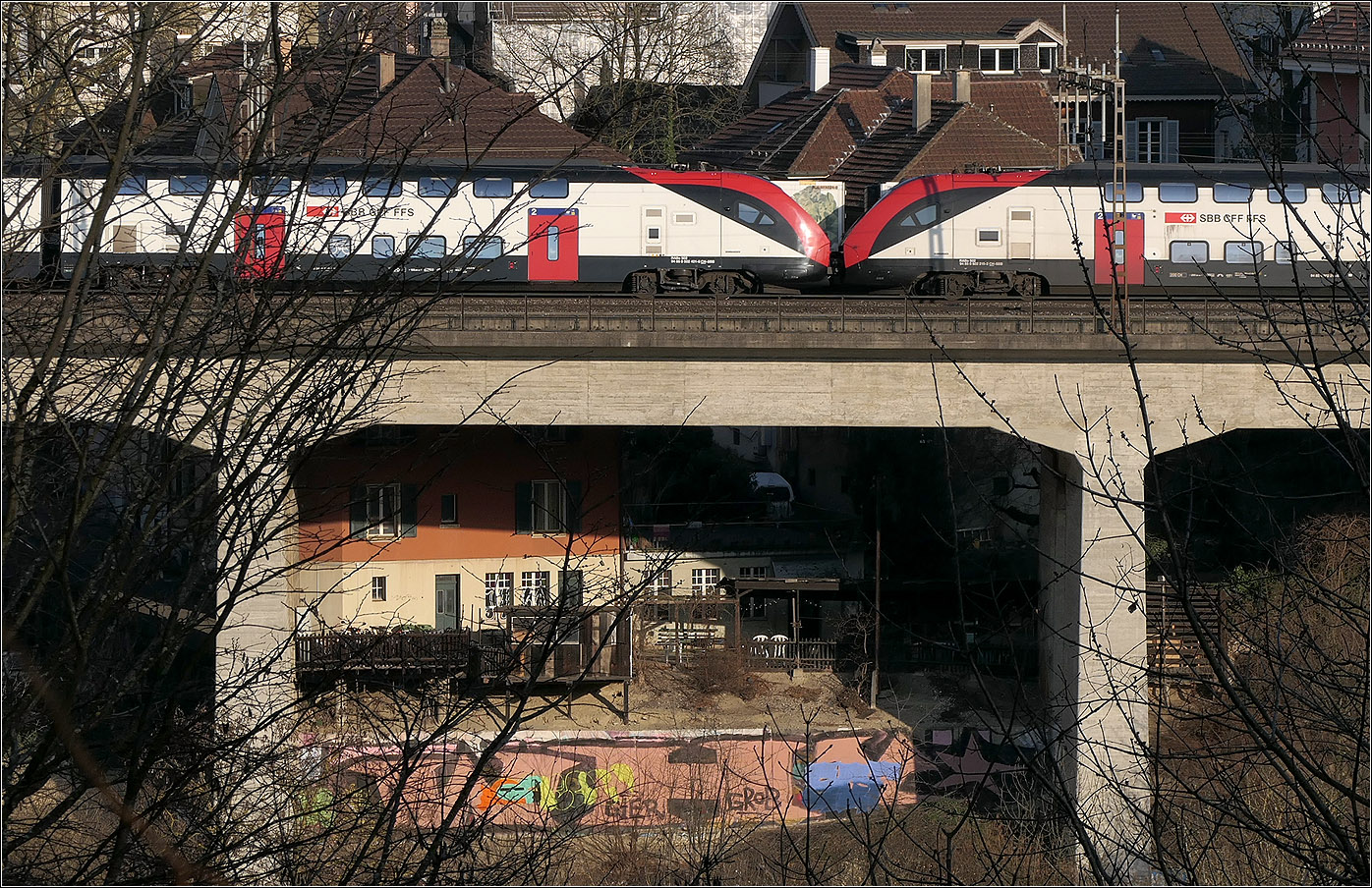 Mit Peter unterwegs in Bern - 

Sehr nah am Lorraineviadukt steht diese Haus und wird von diesem beschattet. Über dem IC-Zug der Baureihe RABDe 502 sieht man das Walmdach des Gebäudes. Da auch noch eine Betonlärmschutzwand auf Seite der Bebauung angebracht ist, hat man nur eine eingeschränkte Aussicht auf dieser Seite.

07.03.2025 