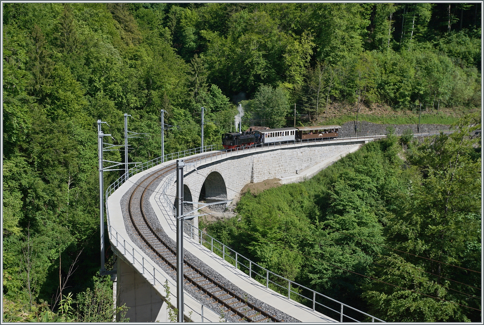 Nach der abgeschlossen Sanierung des Baye de Clarens Viaduktes, ermögliche die durch die Sanierungsarbeiten bedingen Geländeveränderungen für kurze Zeit einen bisher nicht möglichen (Foto)-Blick auf den Baye de Clarens Viadukt. Doch schon am Ende der Saison war der Ausblick bereits grösstenteils wieder zugewachsen. Die SEG G 2x 2£/2 105 ist mit ihrem Dampfzug bei Vers-Chez-Robert auf der Fahrt nach Blonay.

11. Mai 2025