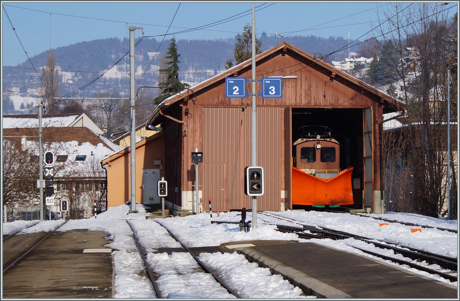 Nach getaner Arbeit schaut der CEV Xrot 91 in Blonay noch  kurz aus dem Schuppen bevor sich die Tore schliessen. 

25. Jan. 2023 