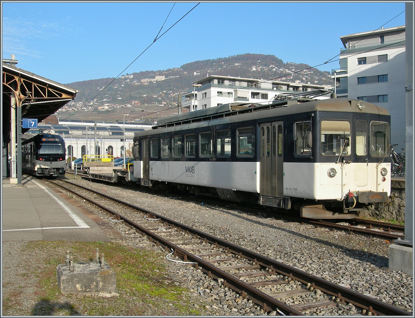 Nachdem der MOB Be 4/4 1006 (ex Bipperlisi) einige Tage im CEV Dépôt gestanden hatte und auch daran gearbeitet wurde, seht der Triebwagen nun wieder gut sichtbar im Bahnhof von Vevey. 

4. Nov. 2024