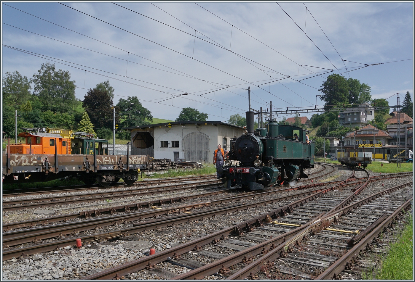 Nachdem der OeBB Extrazug zum traditionellen Gotthelf M�rit Sumiswald Gr�nen erreicht hat, rangiert die OeBB die Mallet Dampflok Ed 2 2/2 196 und ich kann sie (endlich) von  vorne  fotografieren. 14. Juni 2025