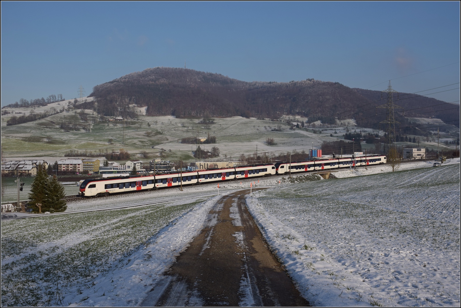 Neu ist dieser Mini IR am B�zberg mit den Mouettes RABe 523 509 und RABe 523 510. Frick, Dezember 2022.