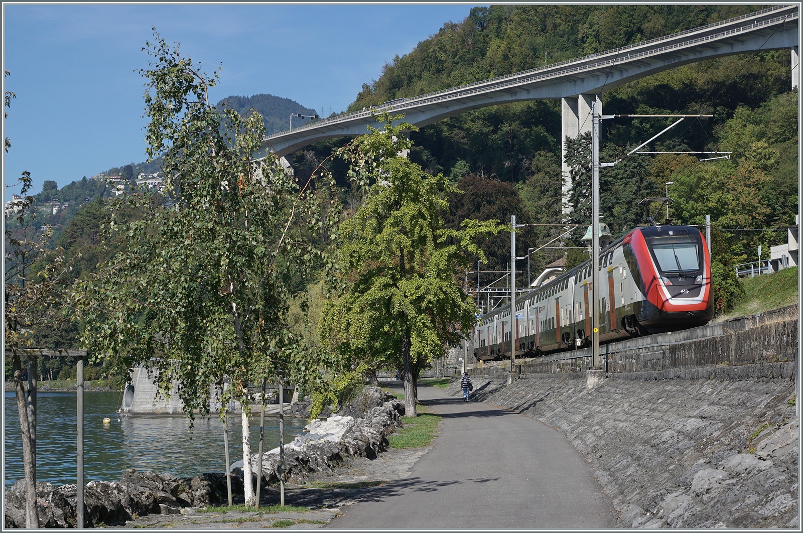 Obwohl nur wenige Kilometer von hier gebaut, sind  Twindexx -Züge auf der Strecke Sion Lausanne nur selten zu sehen und verkehren hier nicht im Planbetrieb. Und so wurde ich einmal mehr von eine Twindexx überrascht, so dass hier nur ein Schnappschuss gezeigt werden kann. 
Bei Villeneuve, am 27. Sept. 2023