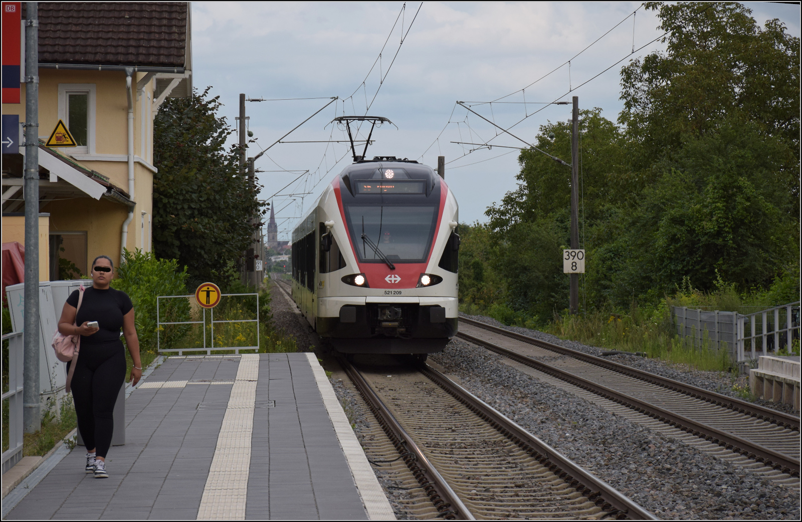Radexpress Bodensee II.

Die Zugverfolgung ist nun nicht mehr weiter möglich, so bringt mich der Seehas RABe 521 209 mit Umweg über Singen nach Hause. Böhringen, August 2024.