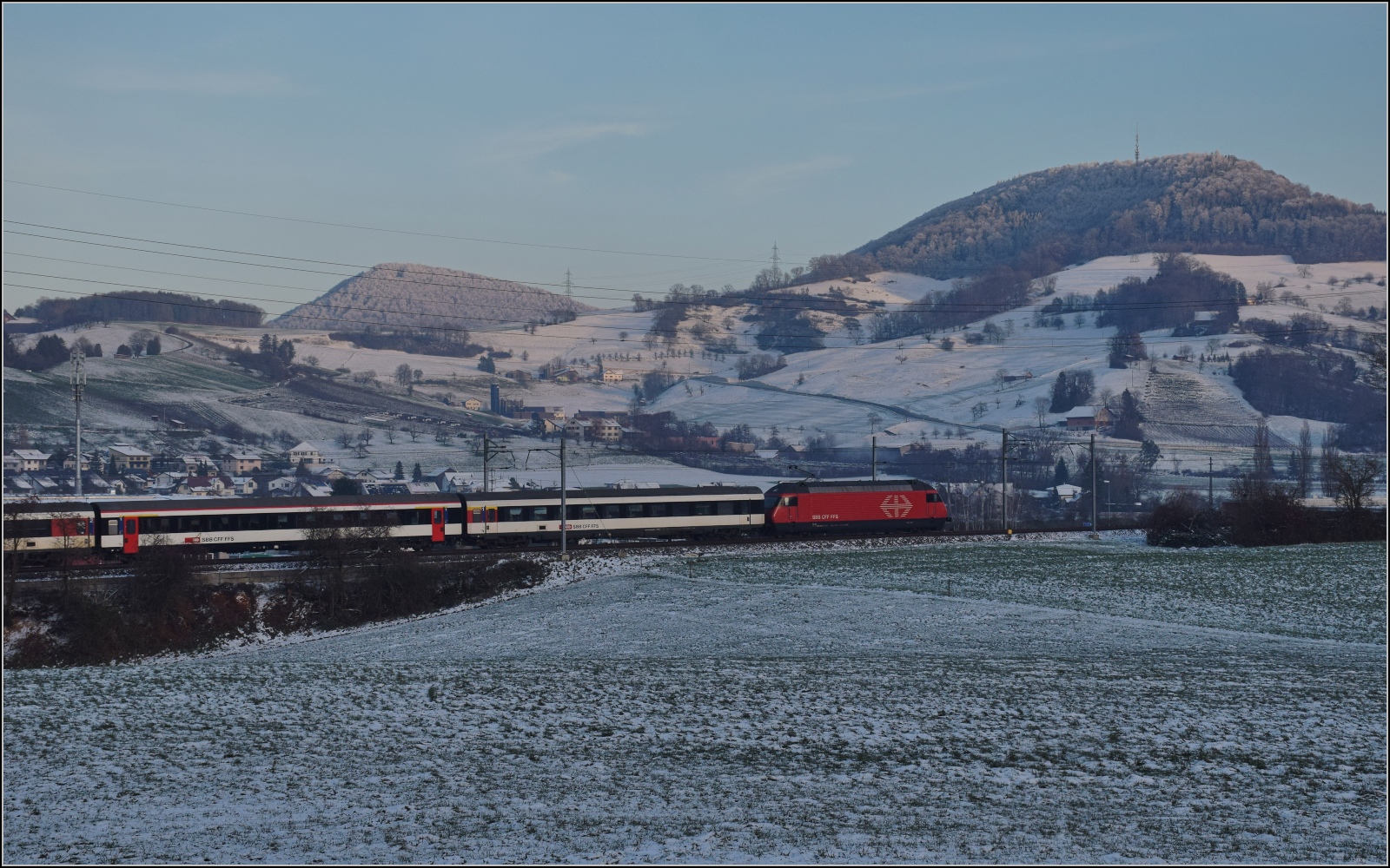 Re 460 109 'Alpstein' mit einem Interregio nach Z�rich noch n�rdlich von Frick. Dezember 2022.