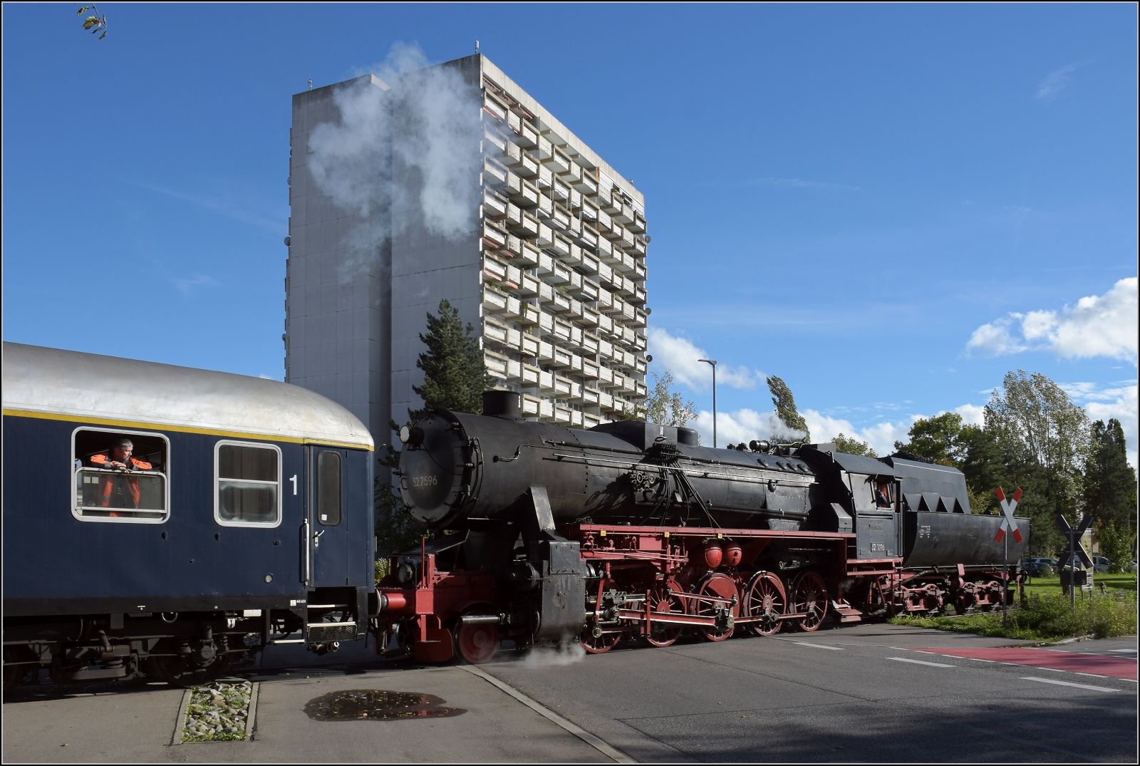 Schienenverkehr am Schienerberg. 

52 7596 mit ihrem EFZ-Sonderzug für die SEHR & RS am Bahnübergang Worblinger Straße in Singen. Oktober 2022.