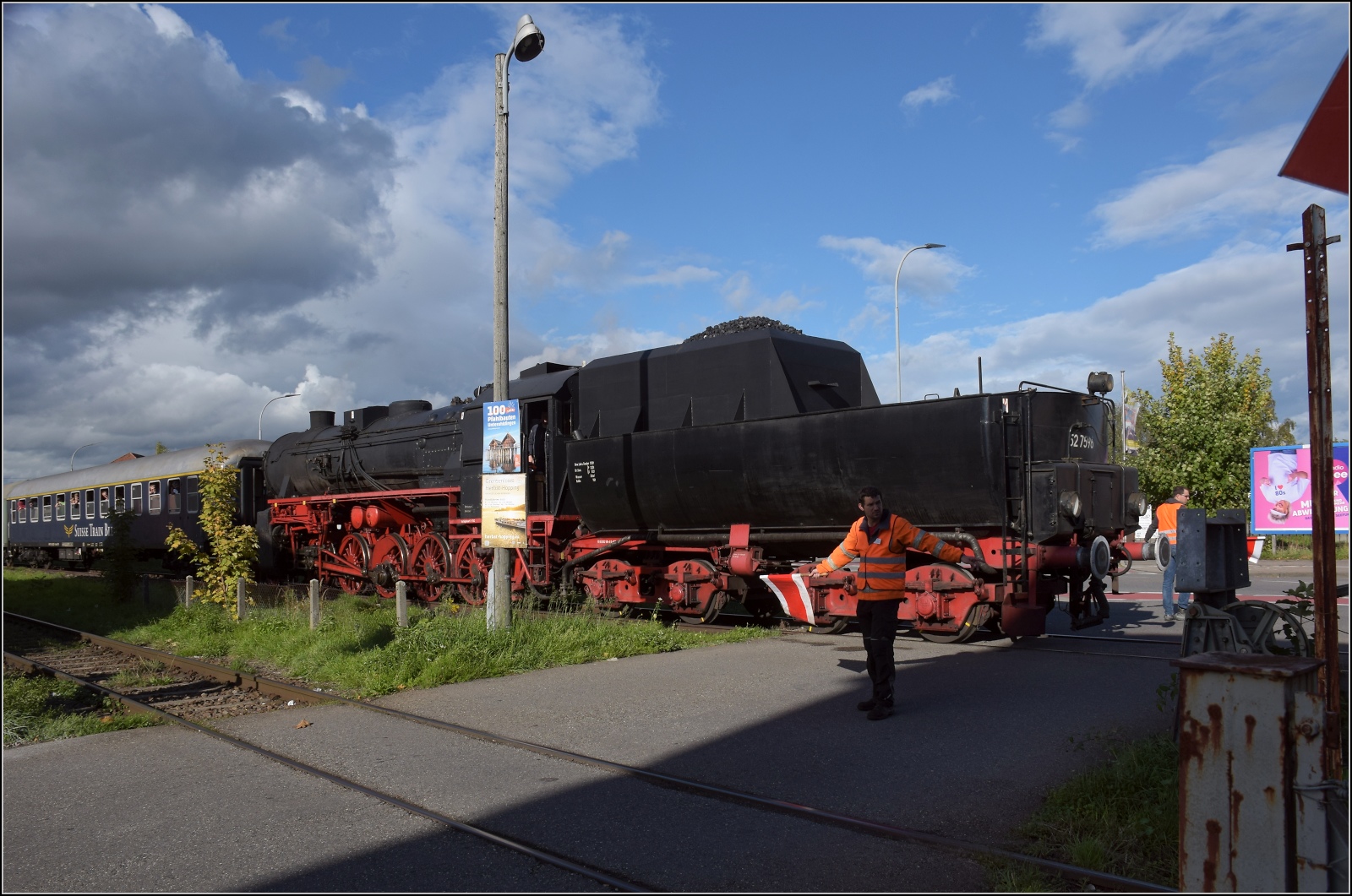 Schienenverkehr am Schienerberg. 

52 7596 mit ihrem EFZ-Sonderzug für die SEHR & RS am Bahnübergang Ostendstraße in Singen. Oktober 2022.