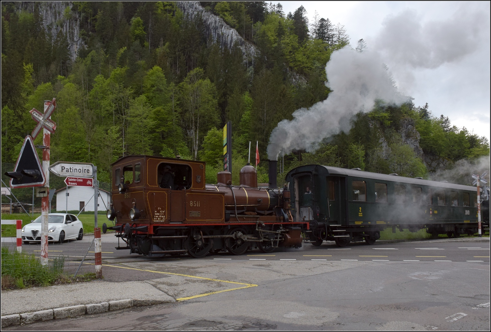 Vapeur Val-de-Travers: Train du Terroir.

E 3/3 8511 bei Einfahrt nach Fleurier. Lange wurde für die Bahnübergangsüberfahrt telefoniert. Aber de facto waren alle Autofahrer, Fussgänger und Radfahrer nicht genervt, sondern in aller Seelenruhe fasziniert von dem Schauspiel. Mai 2023. 