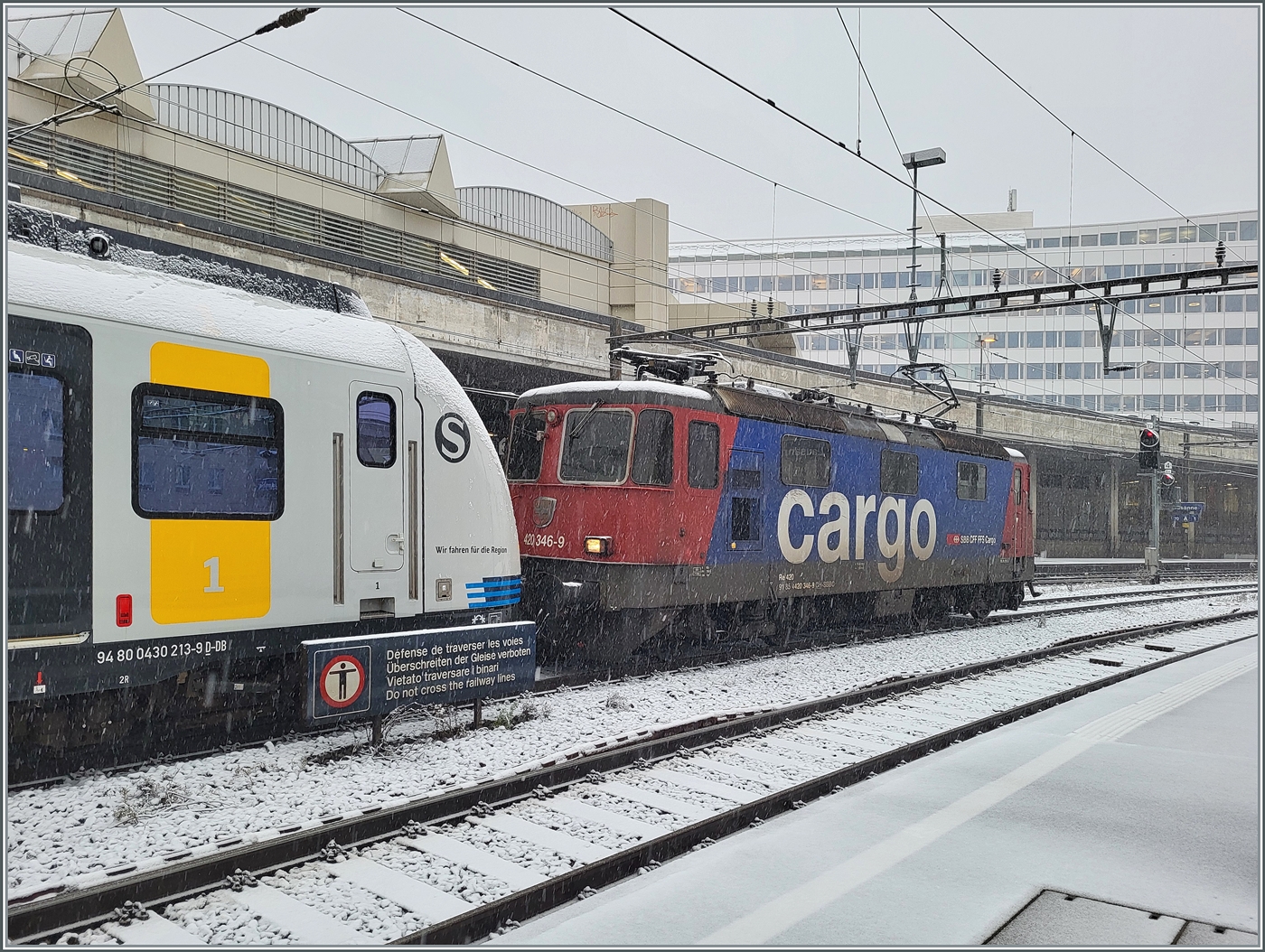 Verkuppelt, aber wie? SBB Cargo Re 420 346-9 (Re 4/4 II 11346) und der DB S-Bahn Stuttgart Triebzug 430 213 in Lausanne. 

21. November 2021