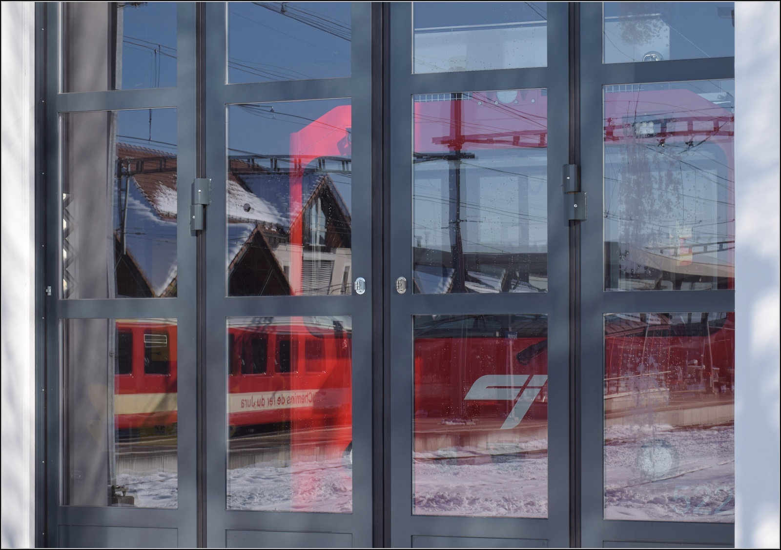 Winterlich auf den Freibergen.

Nur halber Durchblick ins Depot von Saignelégier. Das Fahrzeug im Inneren konnte ich leider nicht identifizieren. Februar 2023. 