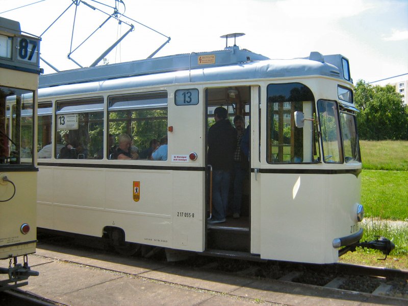 Blick zum REKO-Triebwagen, Wendeschleife Wuhletalstrasse Berlin-Marzahn, 14.6.2009