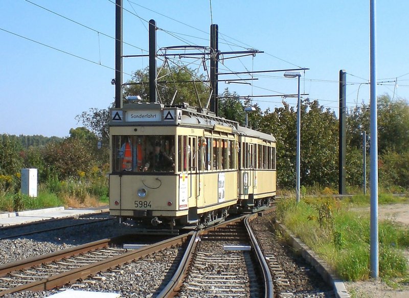 Hist. Strassenbahnzug mit Tw 5984 in der Schleife Falkenberg, Sommer 2007