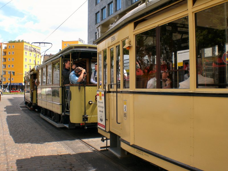 Hist. Z�ge (Tw 10 mit Bw, Tw 5984 mit Bw) in der Schleife der Linie M13, Berlin Juli 2009