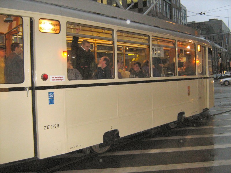 REKO-TW biegt in die Friedrichstrasse ein. Es d�mmert schon bei dieser Themenfahrt im November 2007
