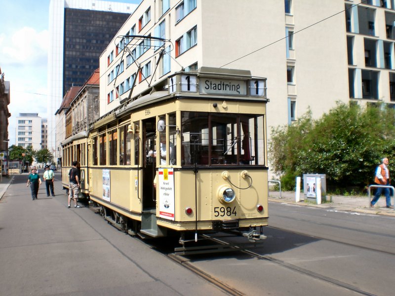 T24/B24-Zug in der Schleife Kupfergraben, Mitte 12.7.2009