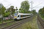 Am 04.10.2023 hat der Eurobahn-ET 7.02 auf der Fahrt von Hamm (Westfalen) nach Venlo/NL im Bahnhof Erkrath das Ende der Steilrampe aus Hochdahl erreicht. Diese am 10.04.1841 er�ffnete 2,5 km lange Strecke stellte mit einer Neigung von 3,3 % besondere Anforderungen an den Bahnbetrieb. Zun�chst wurden die Z�ge von einer station�ren Dampfmaschine hochgezogen, doch bereits wenig sp�ter wurde in Hochdahl eine Umlenkrolle installiert und ein drittes Gleis nach Erkrath gelegt, auf der talw�rts verkehrende Lokomotiven mittels einer Kette den bergw�rts fahrenden Lokomotiven halfen, die 82 m H�henunterschied zu �berwinden. Erst 1926 konnte darauf verzichtet werden, danach waren Vorspann- und Schublokomotiven bis zur Elektrifizierung 1963 an der Tagesordnung. W�hrend das linke Gleis heute von den RE-Linien in beiden Richtungen befahren wird, dienen das mittlere und rechte Gleis dem S-Bahn-Verkehr.