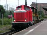 Die 212 265-3 kommt mit einem sehr kurzen Bauzug durch Ffm Ost gefahren    Patrick E.