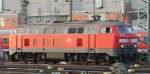 Ja die 218 498-9 ranigert auch noch bei Sonne durch das Vorfeld des Frankfurter Hbf.
