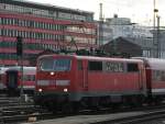 Die 111 007-1 rangiert Ihren 9 Wagen RE in den Frankfurter Hbf.