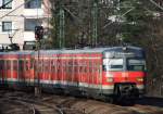 Der 420 807 kommt gerade von der Verbindungskurve und erreicht gerade Frankfurt-Louisa.