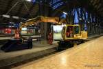 Mal wieder ein Bild vom Prellbock Austausch am 17.04.2010. Wieder der Liebherr A900Zw und mitlerweile kennt man sich im Frankfurter Hauptbahnhof

