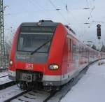 Der 423 der S-Bahn Rhein-Main kommt gerade in Wiesbaden Ost an.