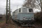 Hier rangiert die 2143 004-7 mit ein Paar Flachwaagen in Wiesbaden Ost.
