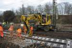 Ja da muss man echt das Gro�ger�t unter Kontrolle haben. Der Baggerfahrer richtet die Betonschwellen aus. Hier in Mainz Bischofsheim Pbf.

Patrick E.