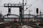 115 198-4 bei der Einfahrt in den Hbf M�nchen. Rechts steht ES 64 U2-070 und wartet auf einen neuen Auftrag. Aufgenommen am 23.01.10.