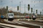 ES 64 U2-100, Hupac steht wartend am roten Signal.