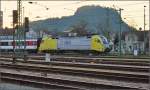 Mit IC 283 erreicht 182 596-7 den Bahnhof Singen.