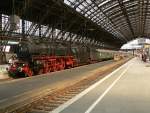 01 1066 mit ihrem Sonderzug nach Bremen am 26.06.2010 in K�ln Hbf auf Gleis 6 !