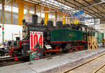Die Mallet-Dampflokomotive G 2�3/3 104 der Museumsbahn Blonay–Chamby,  ex S�ddeutsche Eisenbahn Gesellschaft SEG 104 „Zell“ (sp�ter Mittelbadische Eisenbahngesellschaft MEG 104) am 19.05.2018  im Depot in Chaulin.

Die Mallet-Lok wurde 1925 von Hanomag (Hannoversche Maschinenbau AG) unter der Fabriknummer 10437 gebaut. Die Lok basiert dabei auf der Entwicklung der 1917 von Henschel an die Heeresfeldbahn gelieferten 20 C'C-Mallet-Lok, jedoch als Nassdampfmaschinen ausgef�hrt. Einer dieser 20 Loks wurde nach dem Ende des Ersten Weltkrieges an die K�niglich Bayerische Staatsbahn verkauft und wurde zur Bayerische Gts 2�3/3 Bayern 996. Nach der �bernahme durch die Deutsche Reichsbahn wurde diese zur  DR 99 201 und als Baureihe 99.20 gef�hrt. 

Die SEG 104 „Zell“ fuhr lange Zeit auf der Strecke Zell-Todtnau im oberen Wiesental. Doch in den letzten Jahren gab es f�r sie nur noch wenig zu tun. So wanderte sie in den dunklen Schuppen in Todtnau und wurde nur noch gelegentlich unter Dampf gesetzt.
Mit der Stilllegung der Kleinbahn-Strecke sollte sie verschrottet werden. Die Schweizer Eisenbahnfreunde retteten jedoch diese formsch�ne Lokomotive. Seit 1967 ist sie bei der Museumseisenbahn  Blonay-Chamby.

Geschichte der Mallet-Lokomotiven:
Der zunehmende Verkehr auf schmalspurigen Eisenbahnen erschloss Mallet ein anderes Wirkungsfeld. Diese Bahnen ben�tigten st�rkere und damit gr��ere Maschinen, als es die engen Kurven der Schmalspurstrecken zulie�en. Die einzige L�sung schienen hier Lokomotiven mit schwenkbaren Fahrwerken zu sein. Dazu waren bereits die Bauarten von Fairlie und Meyer verbreitet, die schwenkbare Maschineneinheiten verwendeten. Die einzelnen Einheiten wurden mit Dampf �ber flexible Verbindungen gespeist, die sich jedoch stets als Schwachpunkt der Maschinen erwiesen. Mallet entwickelte stattdessen eine Bauart mit zwei Fahrwerken, von denen nur das vordere, unter der Rauchkammer befindliche Fahrwerk schwenkbar gelagert war, w�hrend der Kessel fest auf dem anderen Fahrwerk ruhte. Damit reduzierte sich die Zahl der flexiblen Verbindungen um die H�lfte. Der wesentliche Unterschied der Konstruktion von Mallet im Vergleich zu den Bauarten Fairlie und Meyer war aber die perfekte Anwendung eines Verbundtriebwerkes. Der Frischdampf wird zun�chst zu den Hochdruckzylindern des fest gelagerten Fahrwerks geleitet und nach dem Auslass in die Niederdruckzylinder des vorderen beweglichen Fahrwerks. Die dorthin f�hrende bewegliche Dampfleitungsverbindung war wegen des geringeren Drucks besser beherrschbar als bei reiner Frischdampf-Versorgung. Diese Bauart lie� Mallet sich 1884 patentieren. 

Dampflokomotiven haben im Allgemeinen zwei Arbeitszylinder, die Mallet-Loks besitzen diese Einrichtungen doppelt, also 4 Zylinder mit zugeh�rigen Triebwerksgruppen. Der Abdampf der ersten ist gleichzeitig der Arbeitsdampf der zweiten Zylindergruppe.

Bayrische Bauartbezeichnung Gts 2�3/3
Schweizerische Bauartbezeichnung G2 x 3/3
Deutsche Reichsbahn Baureihe 99.20

Mallet-Lokomotive C'C-n4vt
- C'C = Dampflokomotive mit 2 Triebwerken, das erste davon beweglich gelagert, zu je 3 Treibachsen
- n4 = Na�dampf und 4 Zylinder
- v = Verbundwirkung zwischen den Hoch- und Niederdruck-Zylindern
- t = Brennstoff und Wasservorr�te werden auf der Lokomotive mitgef�hrt
- (in neuerer Schreibweise wird h�ufig das  t  weggelassen.
- Bei Angaben ohne  t  handelt es sich dann immer um eine Tenderlok, im Gegensatz dazu  T  = Schlepptenderlok).

Technische Daten:
Spurweite: 1.000 mm.
L�nge �ber Puffer:  11.560 mm
Achsabst�nde: 1.250 mm / 1.250 mm / 2.000 mm / 1.250 mm / 1.250 mm
Triebraddurchmesser: 900 mm
Leergewicht: 45,0 t
Dienstgewicht:  56,5 t
Zylinder:  2 ND vorne � = 620 mm  und 2 HD hinten � = 450 mm
Kolbenhub:  450 mm
Kesseldruck max.: 14 bar
Leistung:  585 PS
H�chstgeschwindigkeit: 35 km/h
Wasservorrat:  6,03 m�
Kohlevorrat: 1,5 t