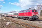 218 385-3 steht im Bahnhof Munster.